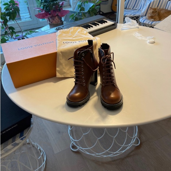 LOUIS VUITTON
Lauréate leather ankle boots Never Worn. They are so beautiful - Picture 2 of 4